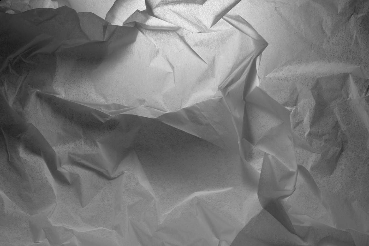 Textuurrijk vloerkleed in een witte ruimte.