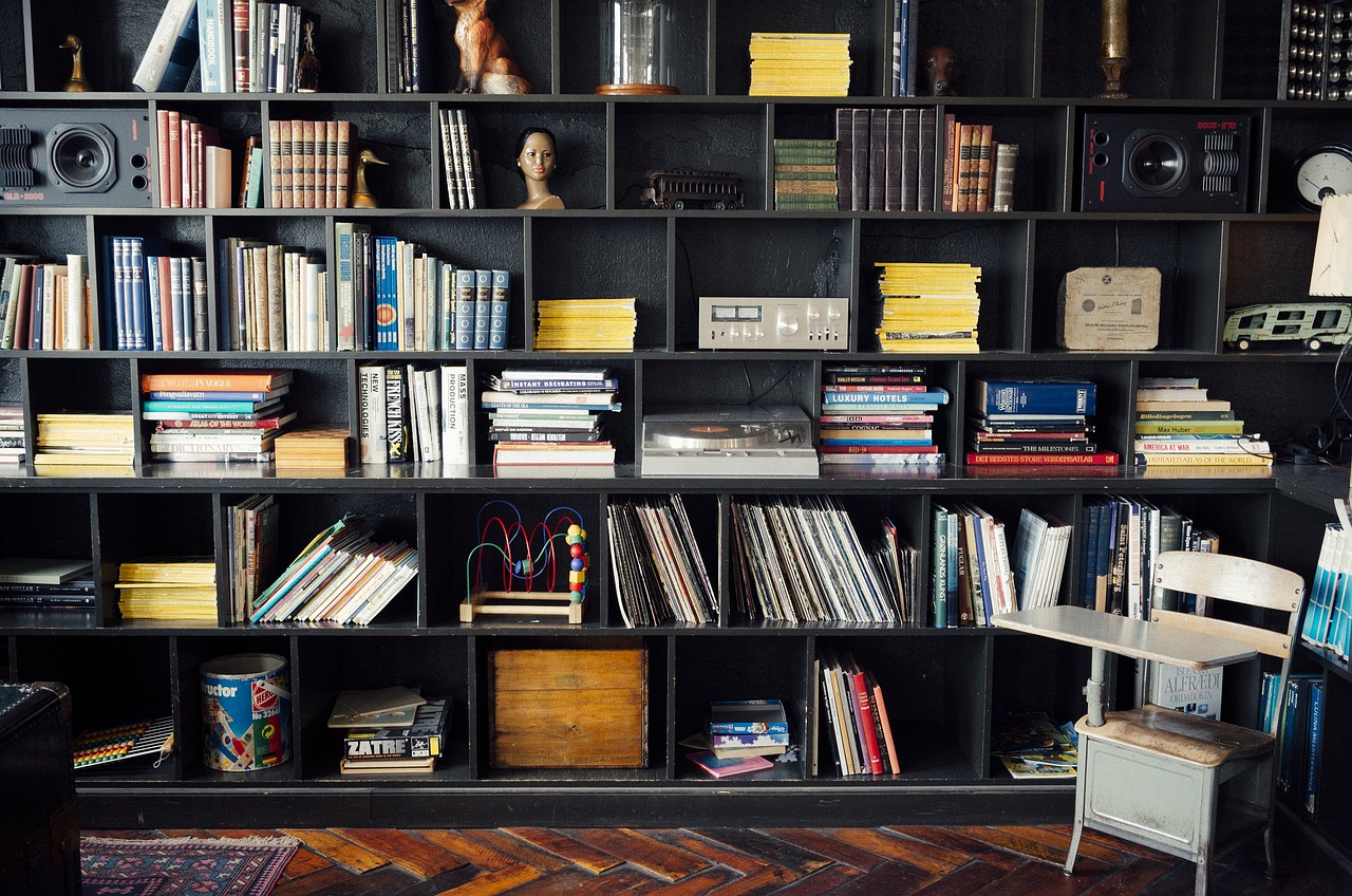 Boekenkast met zomerse decoratie en leeshoek.