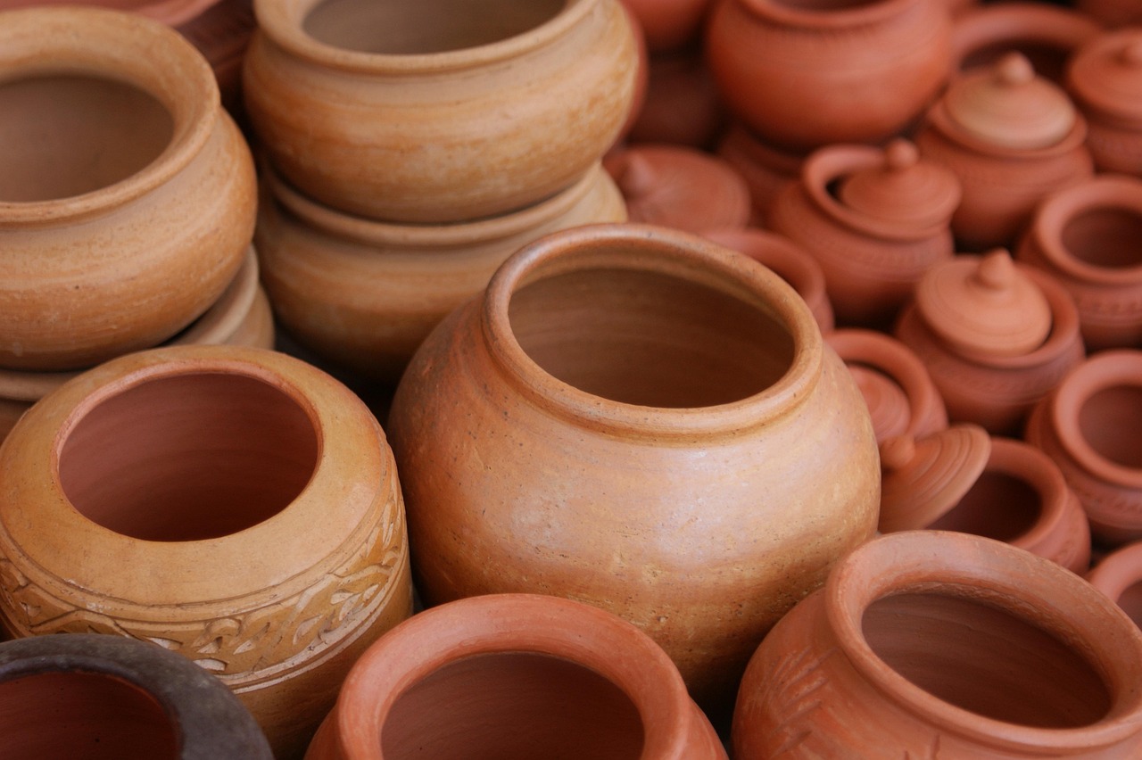 Gezellige cottagecore kamer met terracotta kussens.
