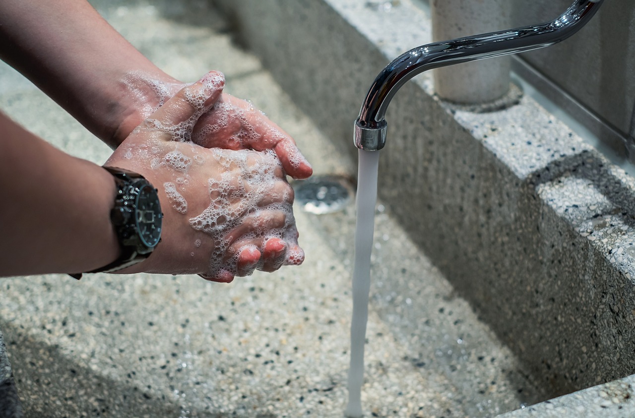 Geschetste vergelijking van waterstroom met reguliere kraan. Geschetste vergelijking van waterstroom met reguliere kraan.