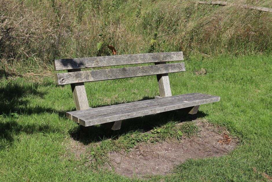 Tuinbankjes van duurzaam beton met groene accenten. Tuinbankjes van duurzaam beton met groene accenten.