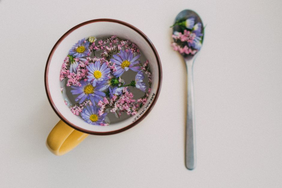 Geurige bloemen als eetbare decoratie op taart.