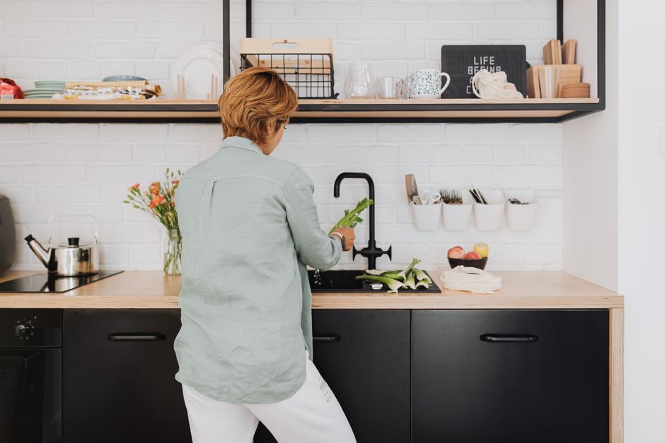 Chef bereidt maaltijd op innovatieve inductiekookplaat. Chef bereidt maaltijd op innovatieve inductiekookplaat.