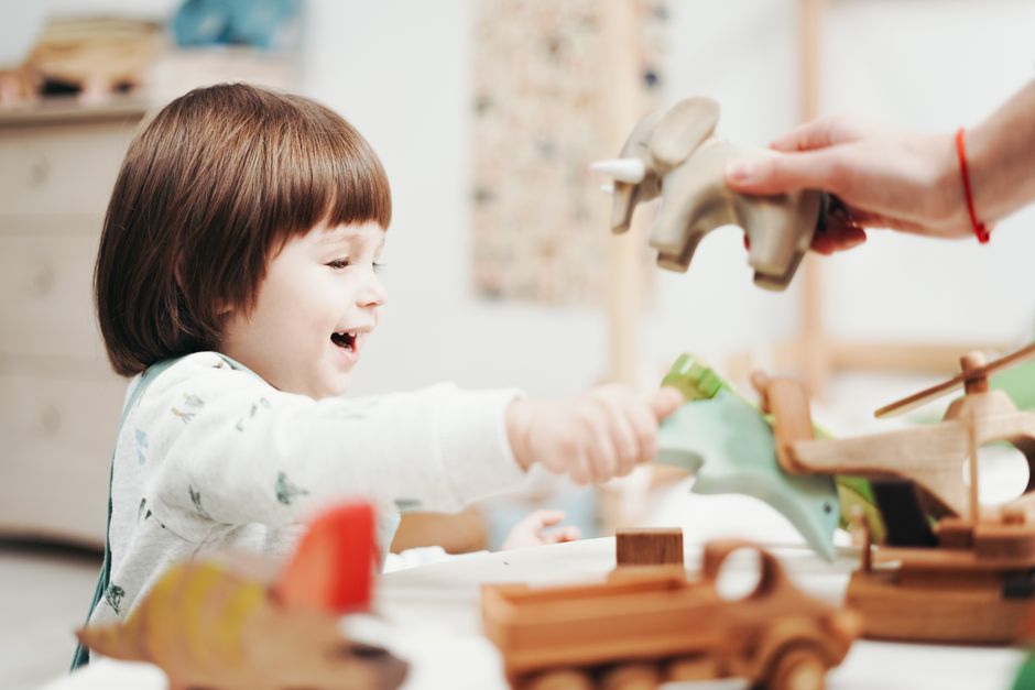 Interieur kinderkamer met post-moderne speelgoedhanger. Interieur kinderkamer met post-moderne speelgoedhanger.