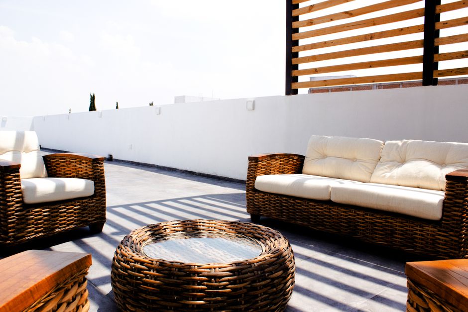 Luxe, duurzame zonwerende kussens op terras. Luxe, duurzame zonwerende kussens op terras.