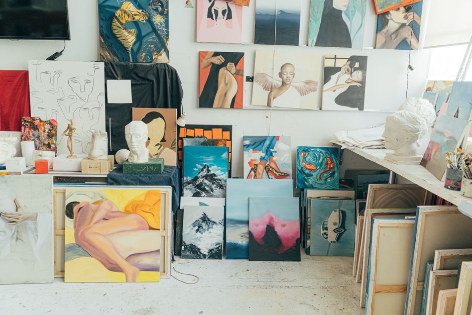 Antieke beeldhouwwerken naast moderne kunstinstallaties.