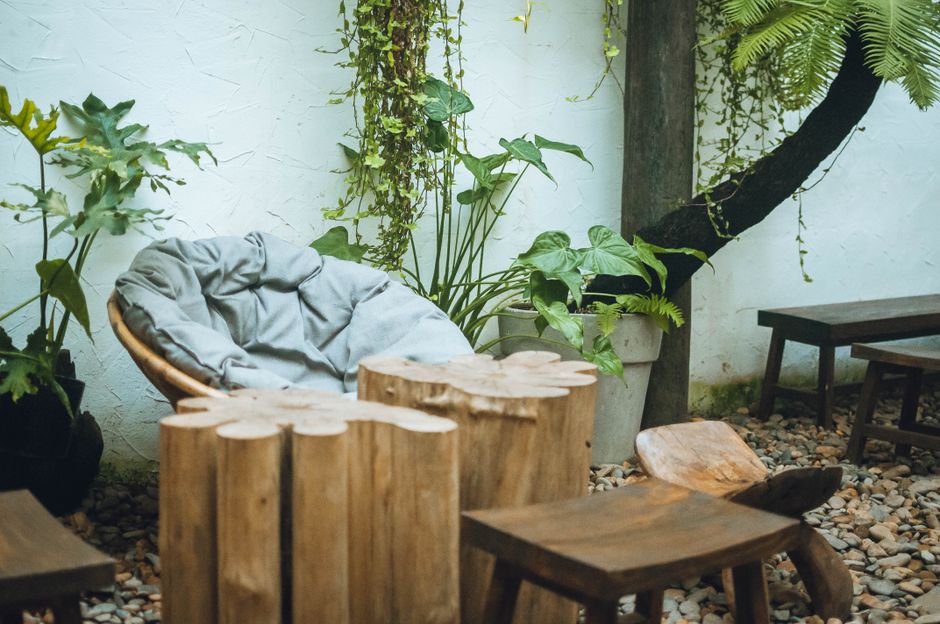Organische tuinmeubels met unieke vormen.