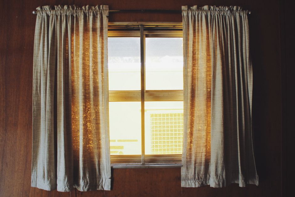 Woonkamer met thermische gordijnen en zonlicht. Woonkamer met thermische gordijnen en zonlicht.