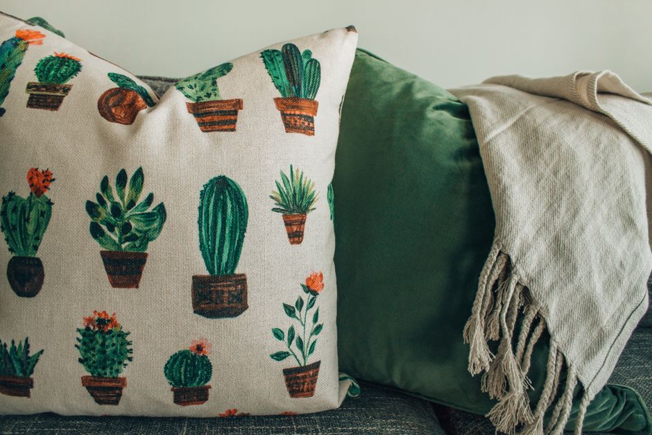 Vrouw kiest herfsttextiel voor betere akoestiek.