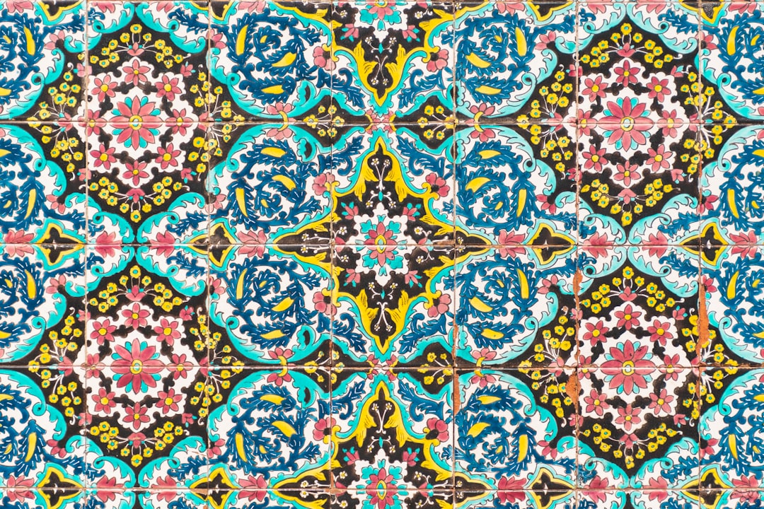Mandala gordijnen met kleurrijke, symmetrische patronen. Mandala gordijnen met kleurrijke, symmetrische patronen.