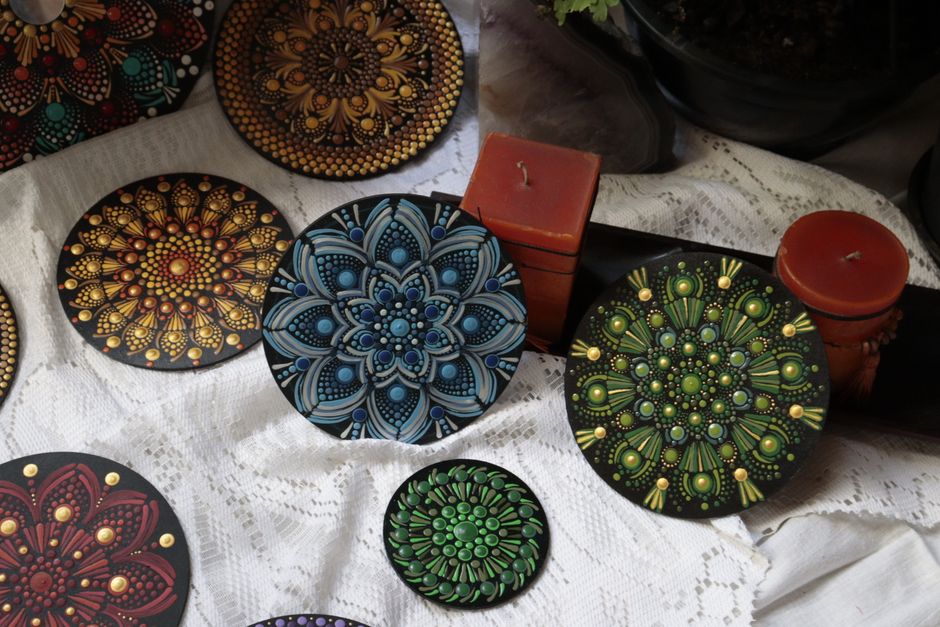 Handgeschilderde mandala op houten bijzettafel. Handgeschilderde mandala op houten bijzettafel.
