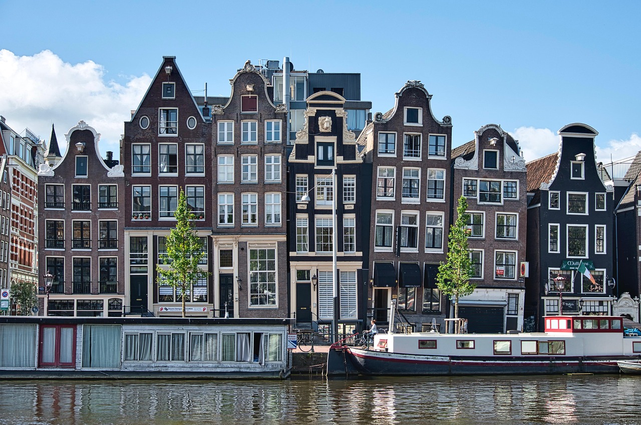 Amsterdams kanaal met herfstbomen op canvas. Amsterdams kanaal met herfstbomen op canvas.