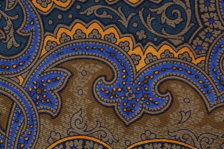 Stijlvolle mok met paisley print op tafel.