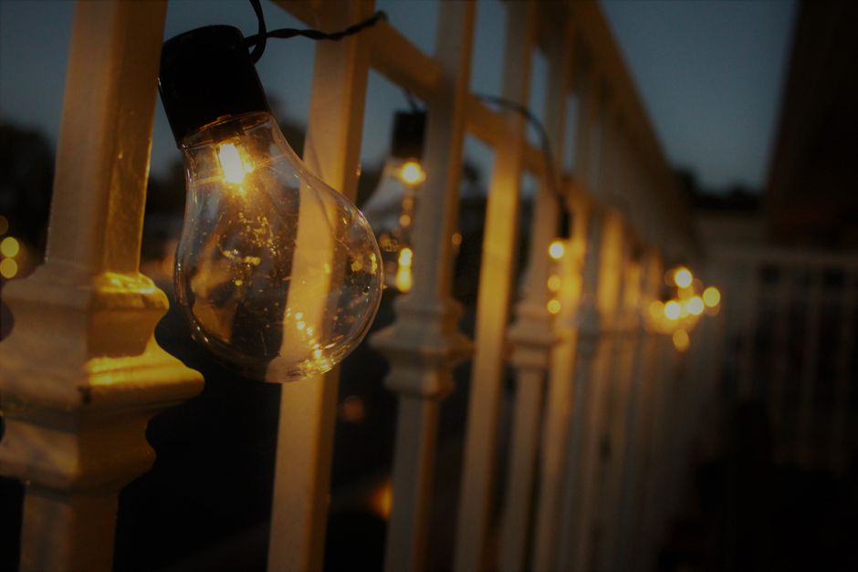 Knusse zithoek buiten met sfeervolle herfstverlichting. Knusse zithoek buiten met sfeervolle herfstverlichting.